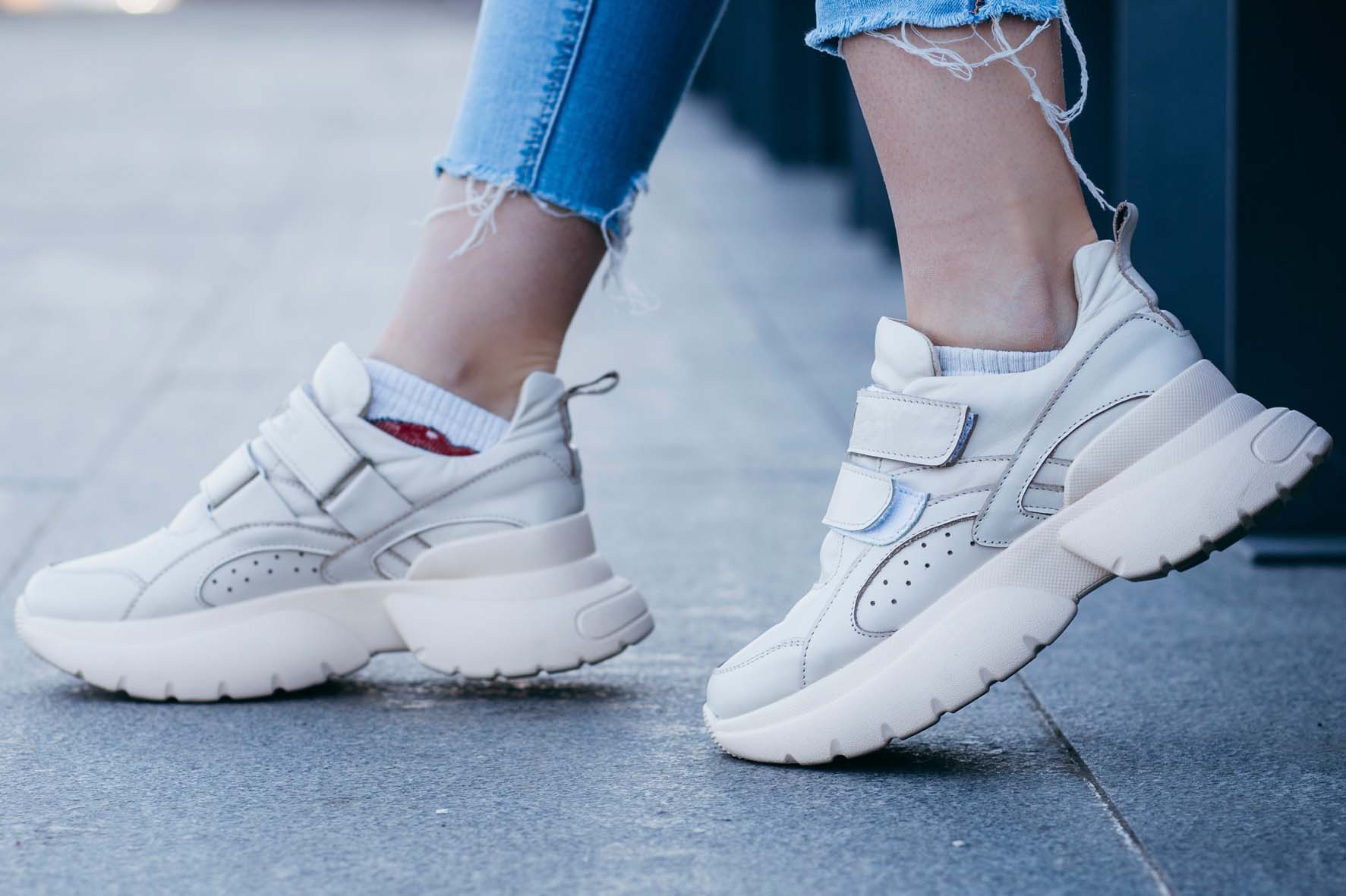 gereinigde witte sneakers