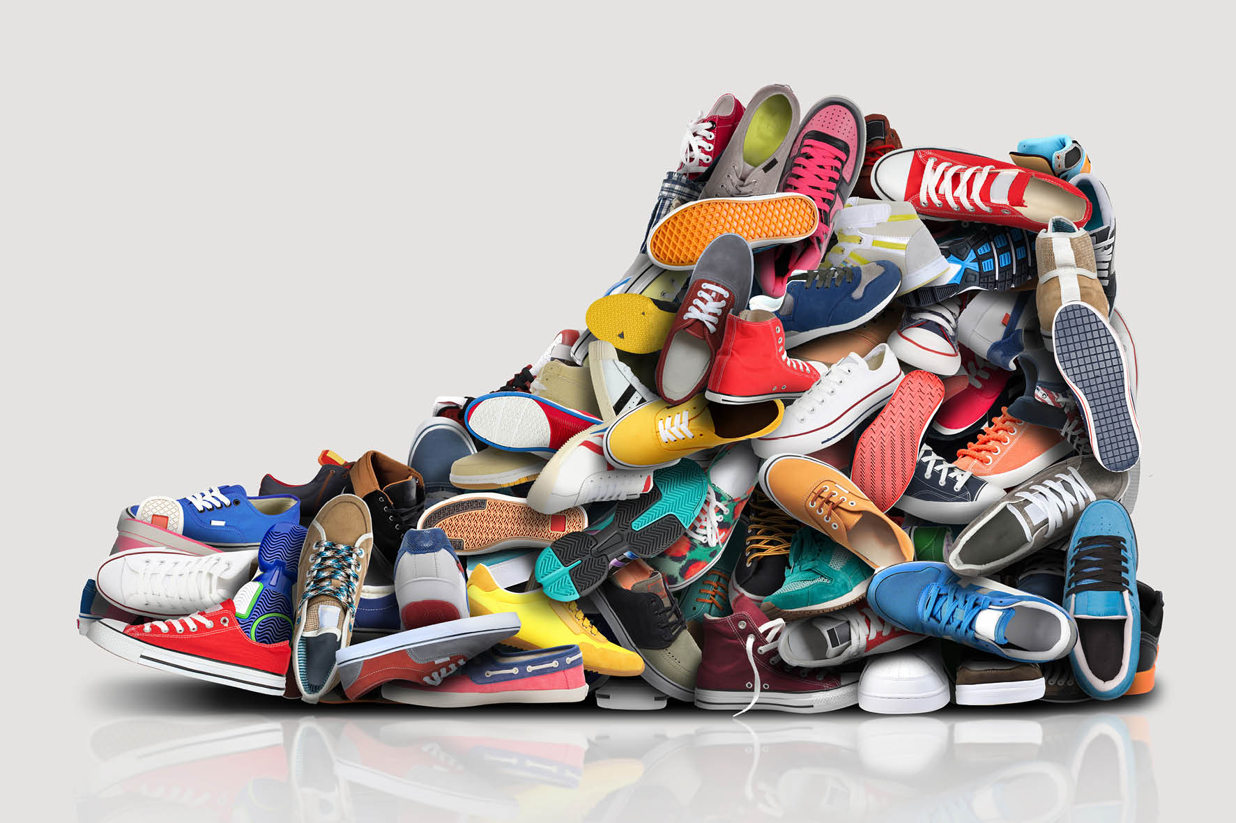 Sneakers op een hoop